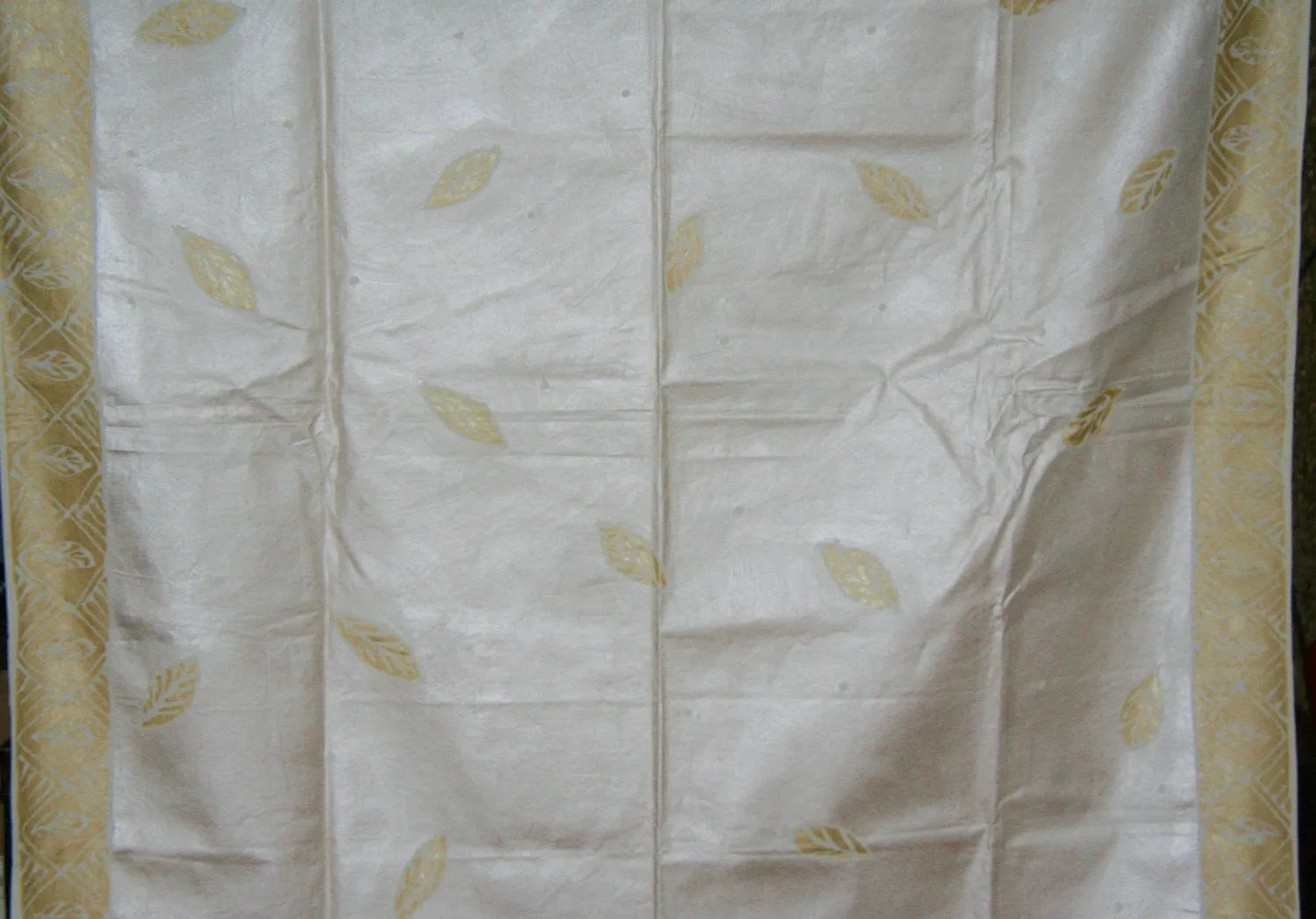 African Tapestry/Tablecloth Ivory, Gold, White Tribal Diamond Design 58" X 76"