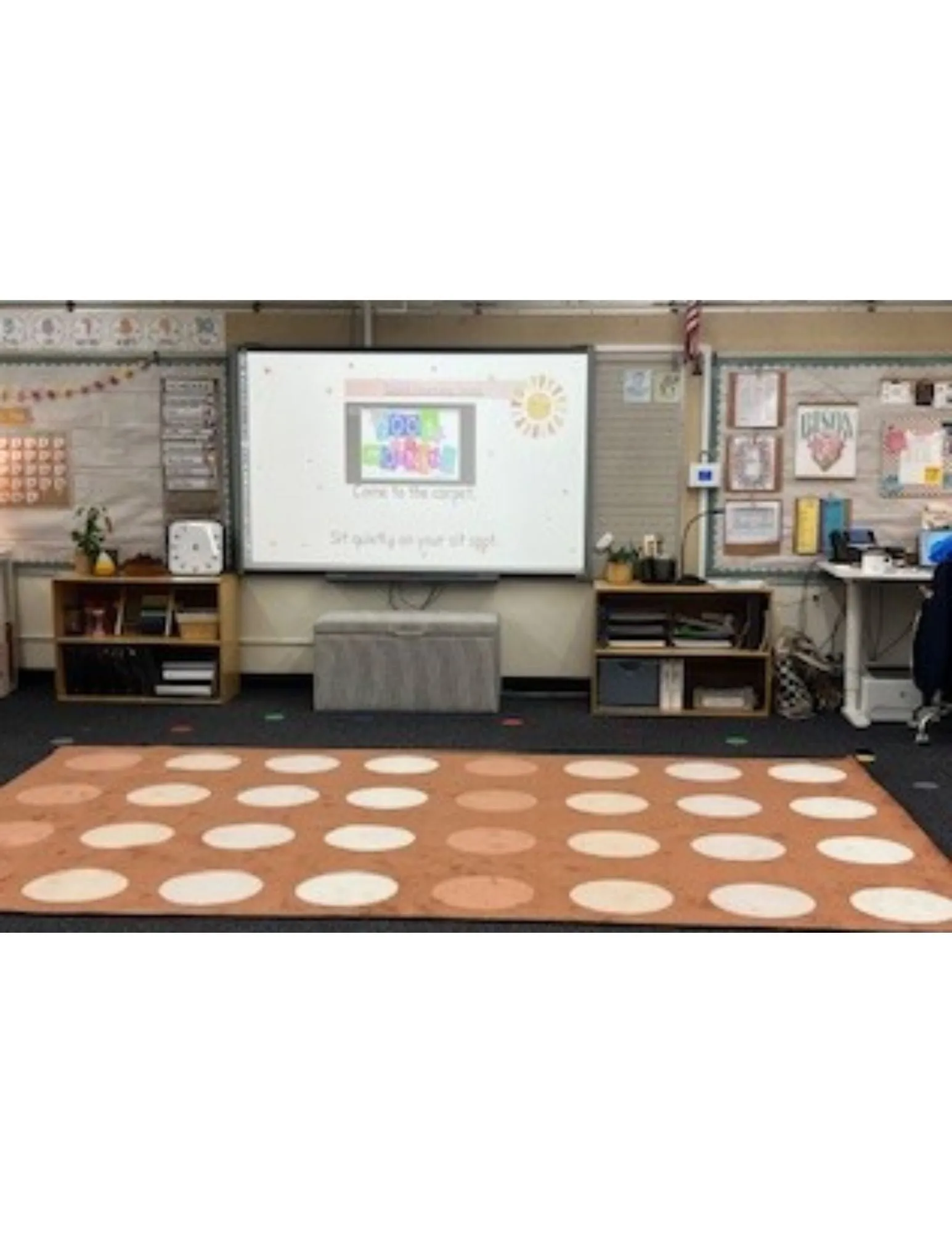 Neutral Color Criss Cross Seating Rug